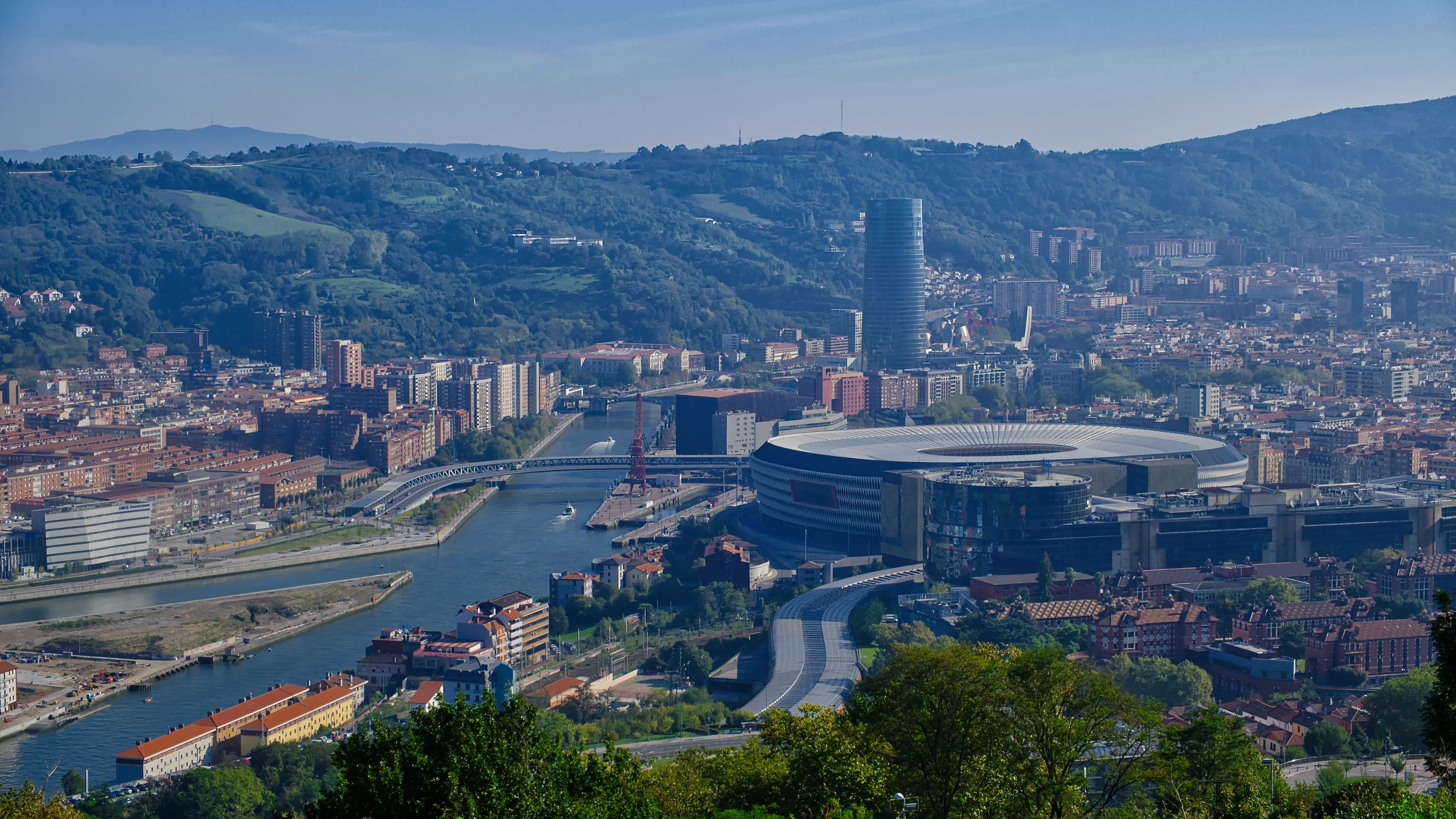 Panorámica de Bilbao con la ría, San Mamés y la Torre Iberdrola